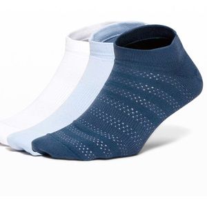 Lululemon ON THE FLY SOCK *3-PACK
Ink Blue/Daydream/White
Size: M/L